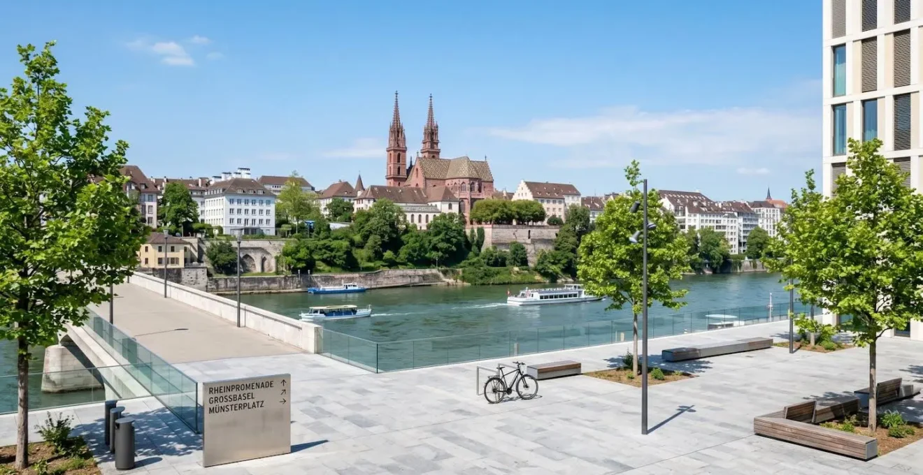 Weitwinkelaufnahme der Basler Altstadt mit dem charakteristischen Münster im Hintergrund bei hellem Tageslicht